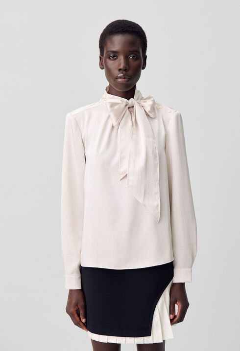 Blusa fluida con lazada al cuello