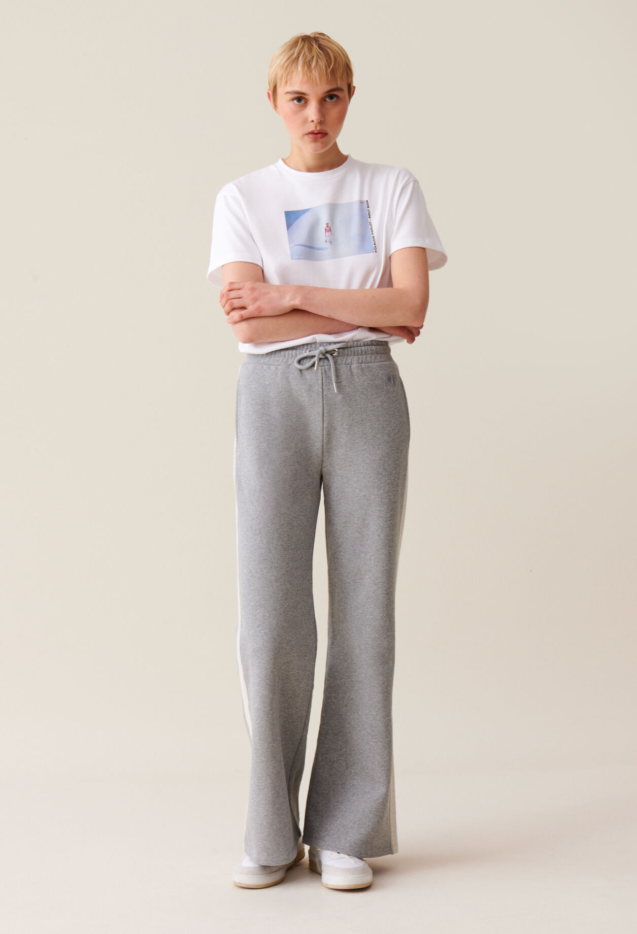 Pantalón gris contrastado y cómodo