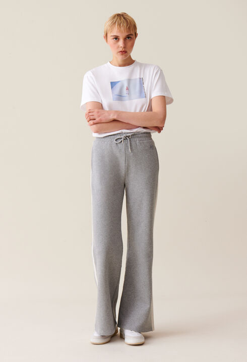 Pantalón gris contrastado y cómodo
