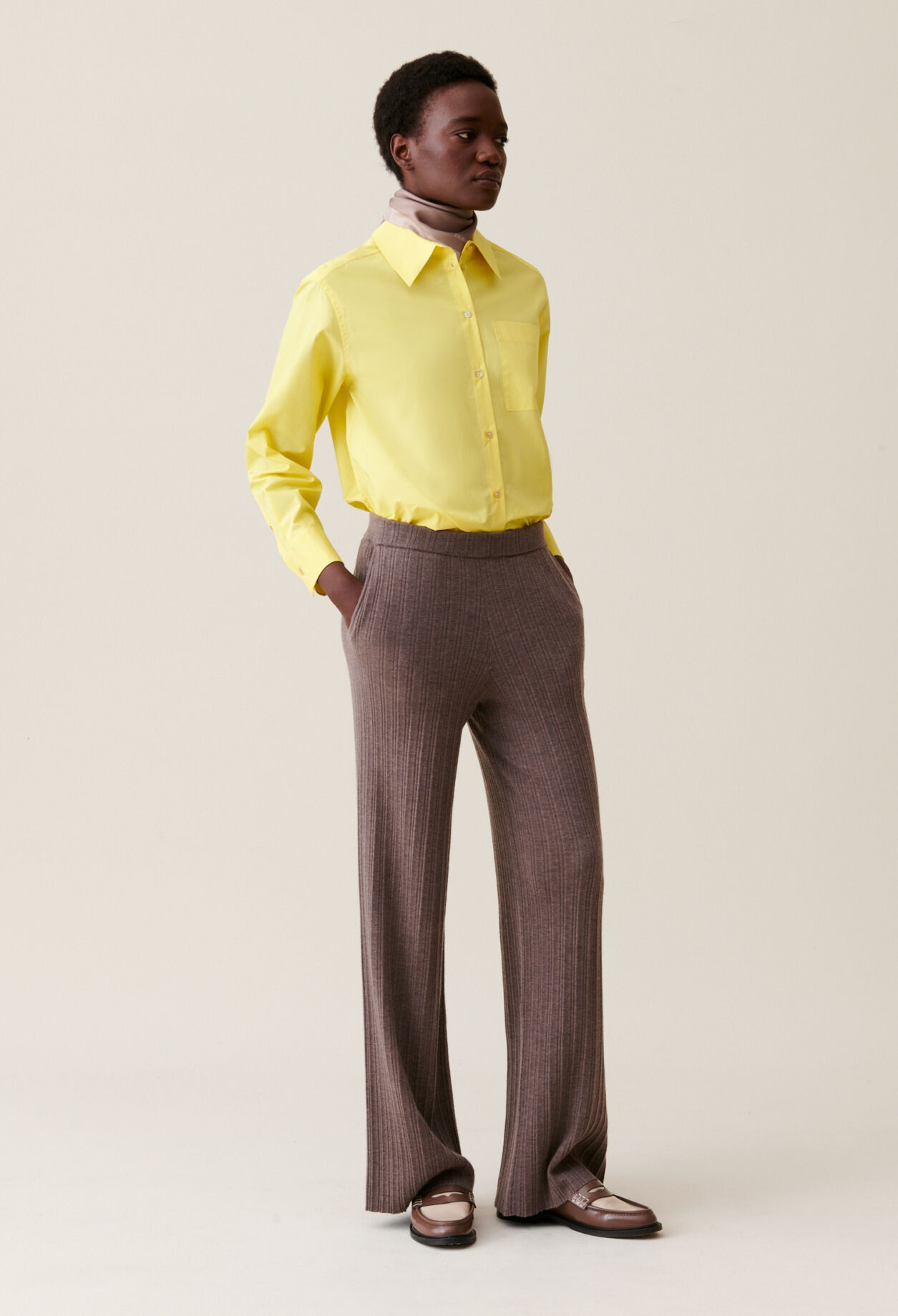 Pantalón de punto acampanado