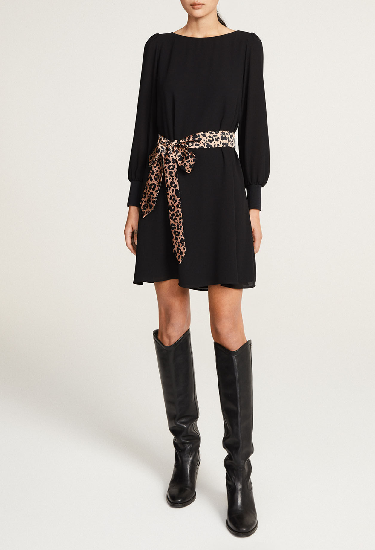 Vestido con cinturón de leopardo
