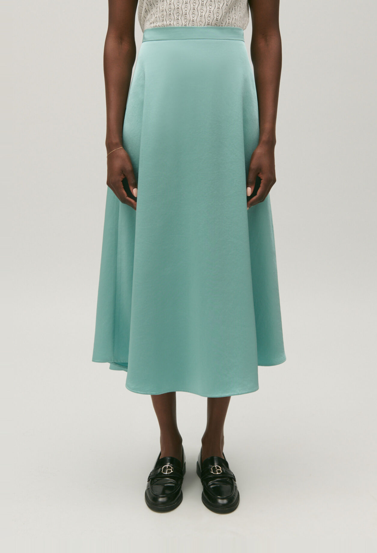 Falda midi fluida satinada verde agua