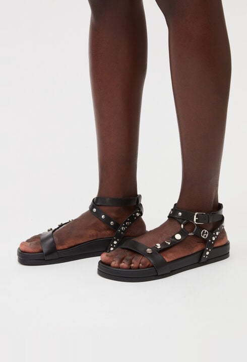 Sandalias tachonadas de piel negra