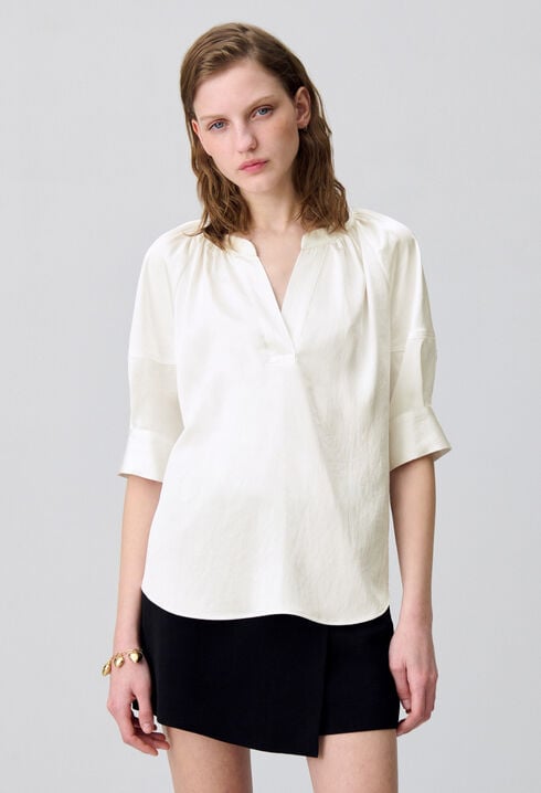 Blusa fluida con cuello tunecino