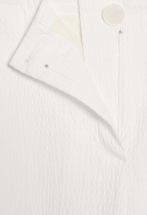 Pantalón cargo en blanco