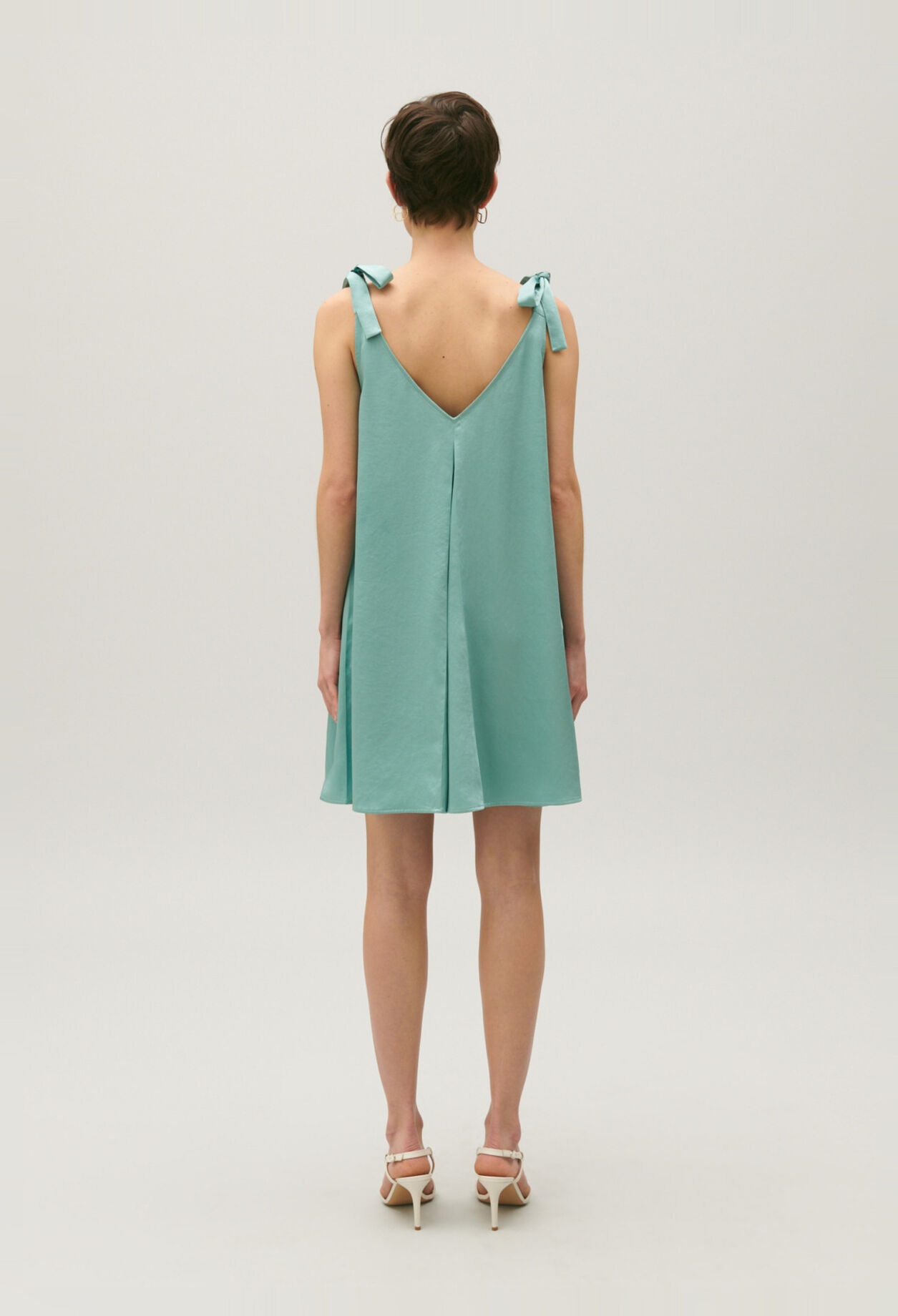Vestido corto satinado verde agua