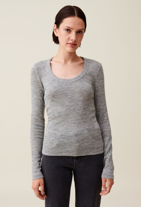 Top gris ajustado de punto