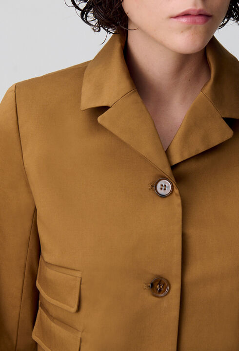 Chaqueta corta con cuello de solapa