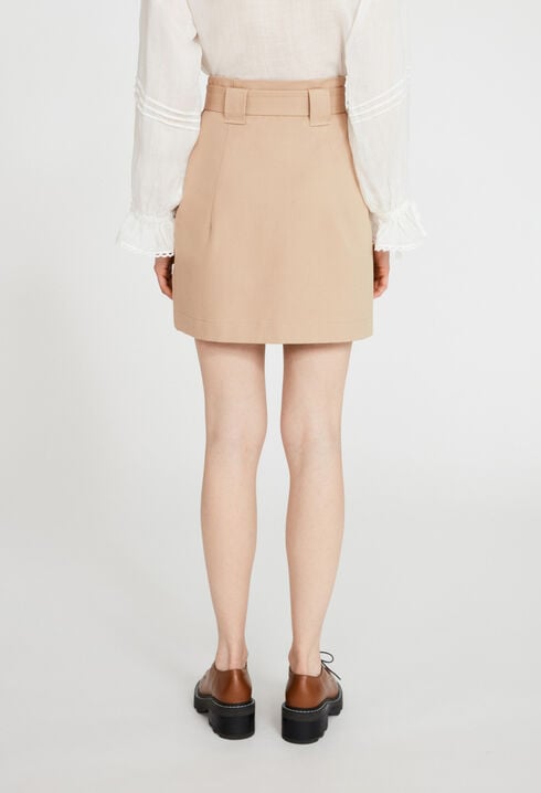 Falda corta con cinturón