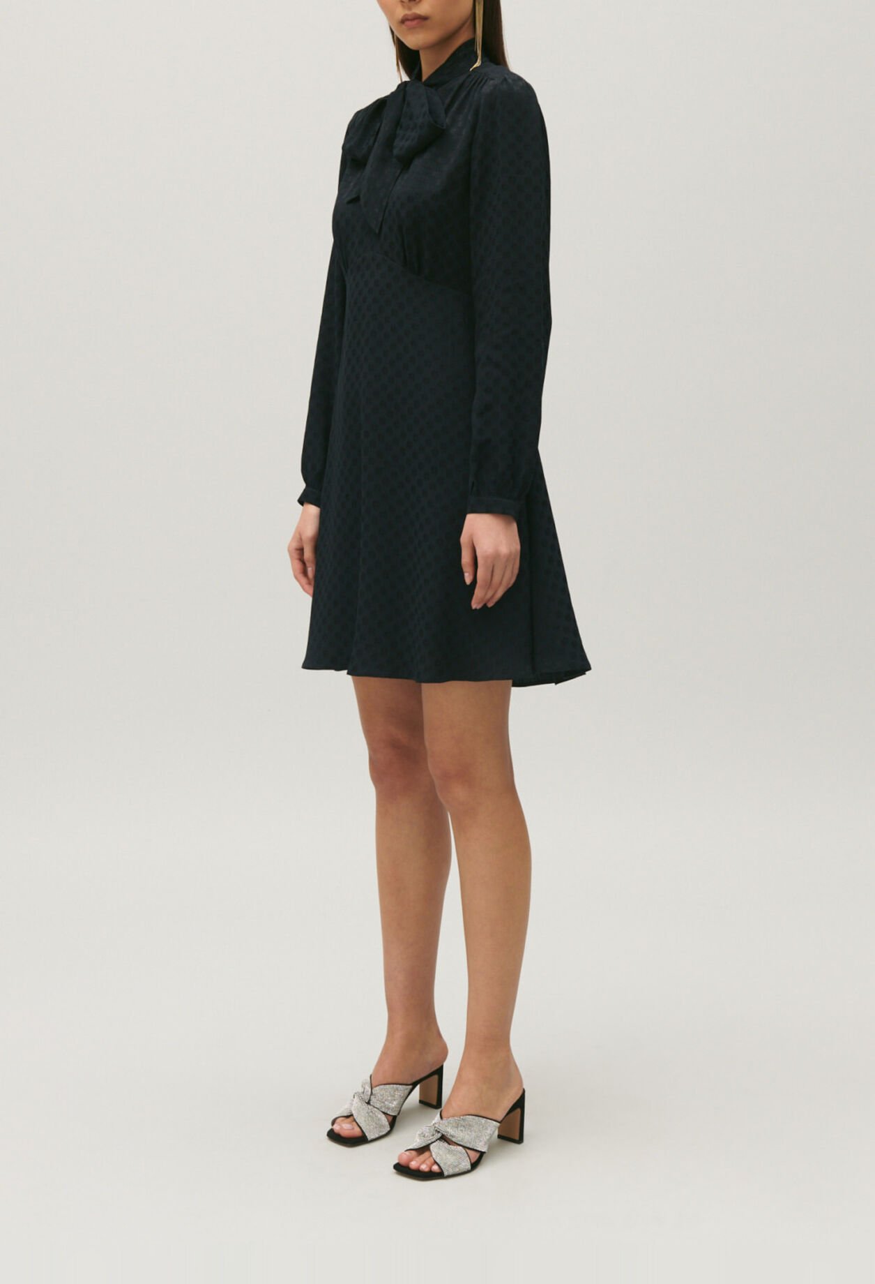 Vestido con cuello chalina negro