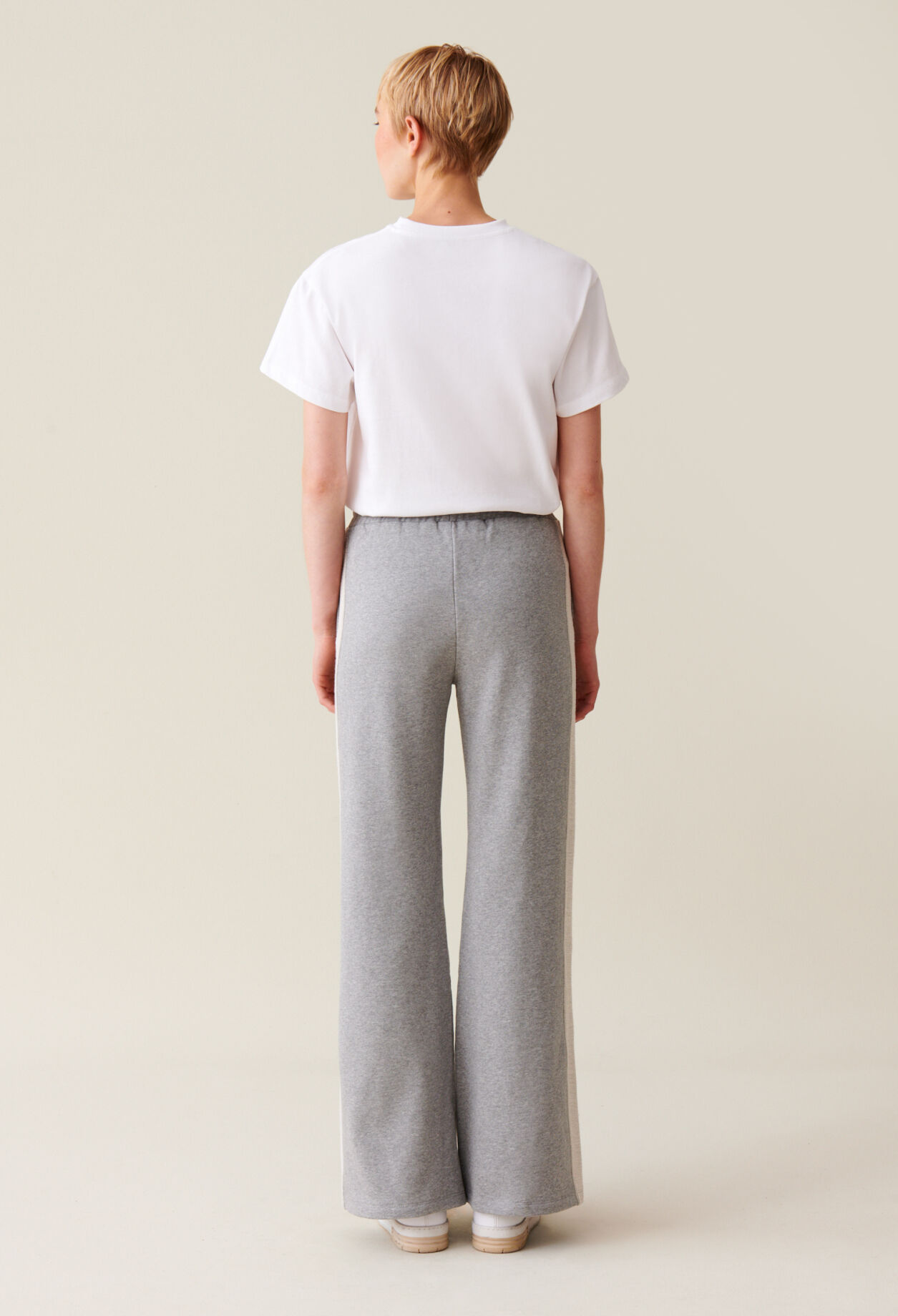 Pantalón gris contrastado y cómodo