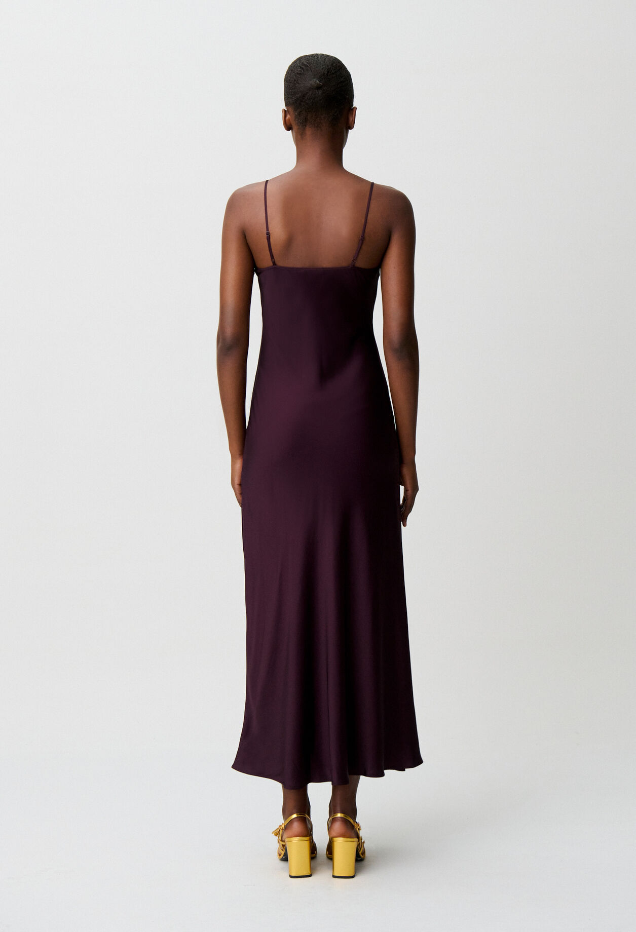 Vestido fluido satinado con flecos