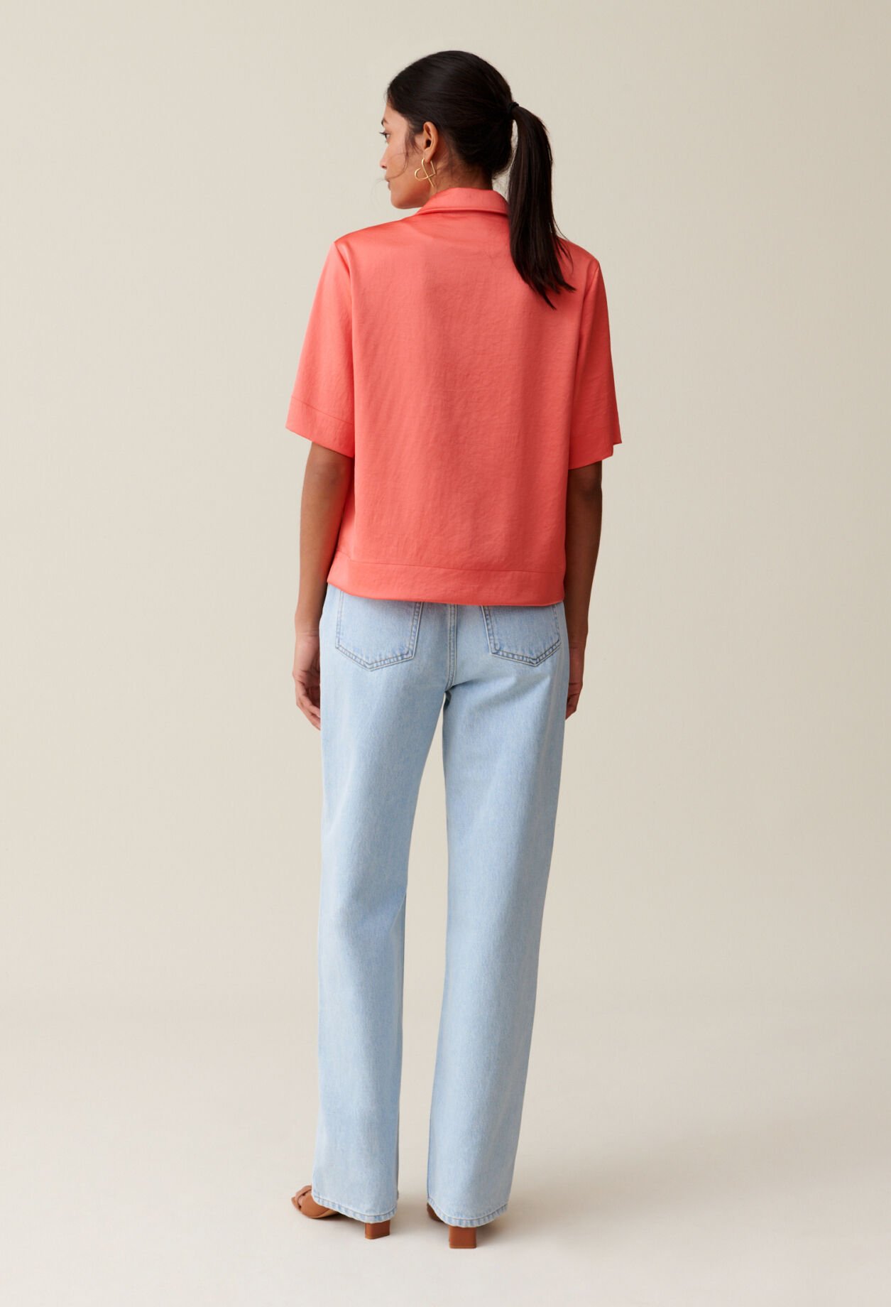 Blusa mandarina fluida y satinada