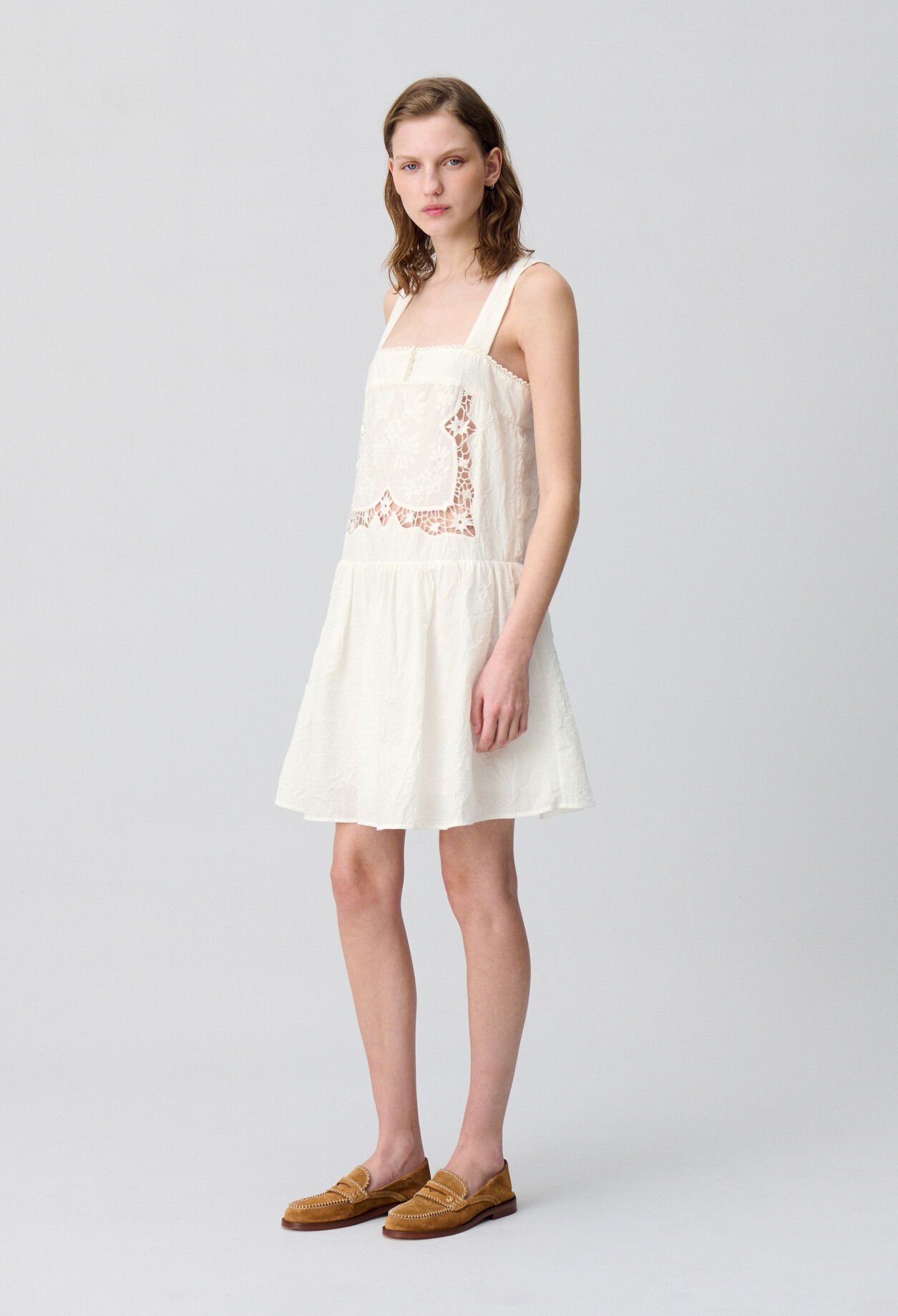 Vestido corto con busto bordado