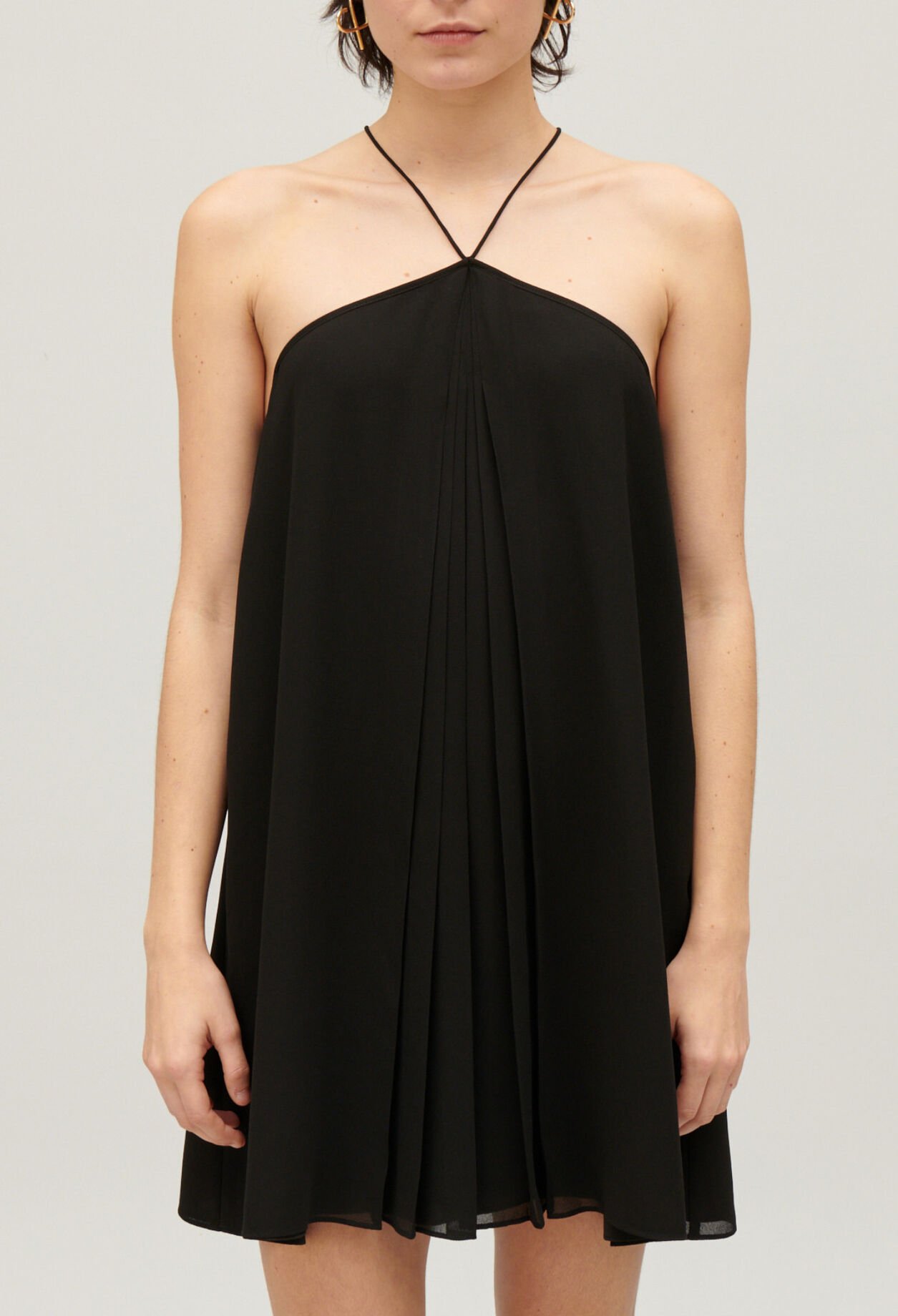Vestido corto plisado negro