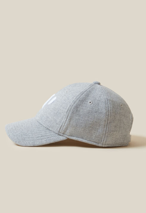 Gorra con bordado monograma CP