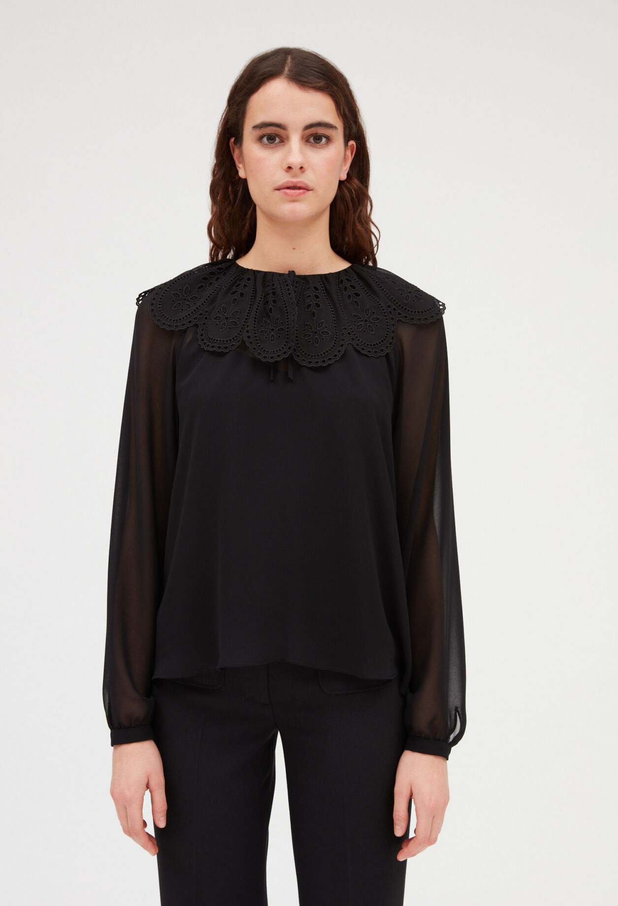 Blusa negra con cuello ancho