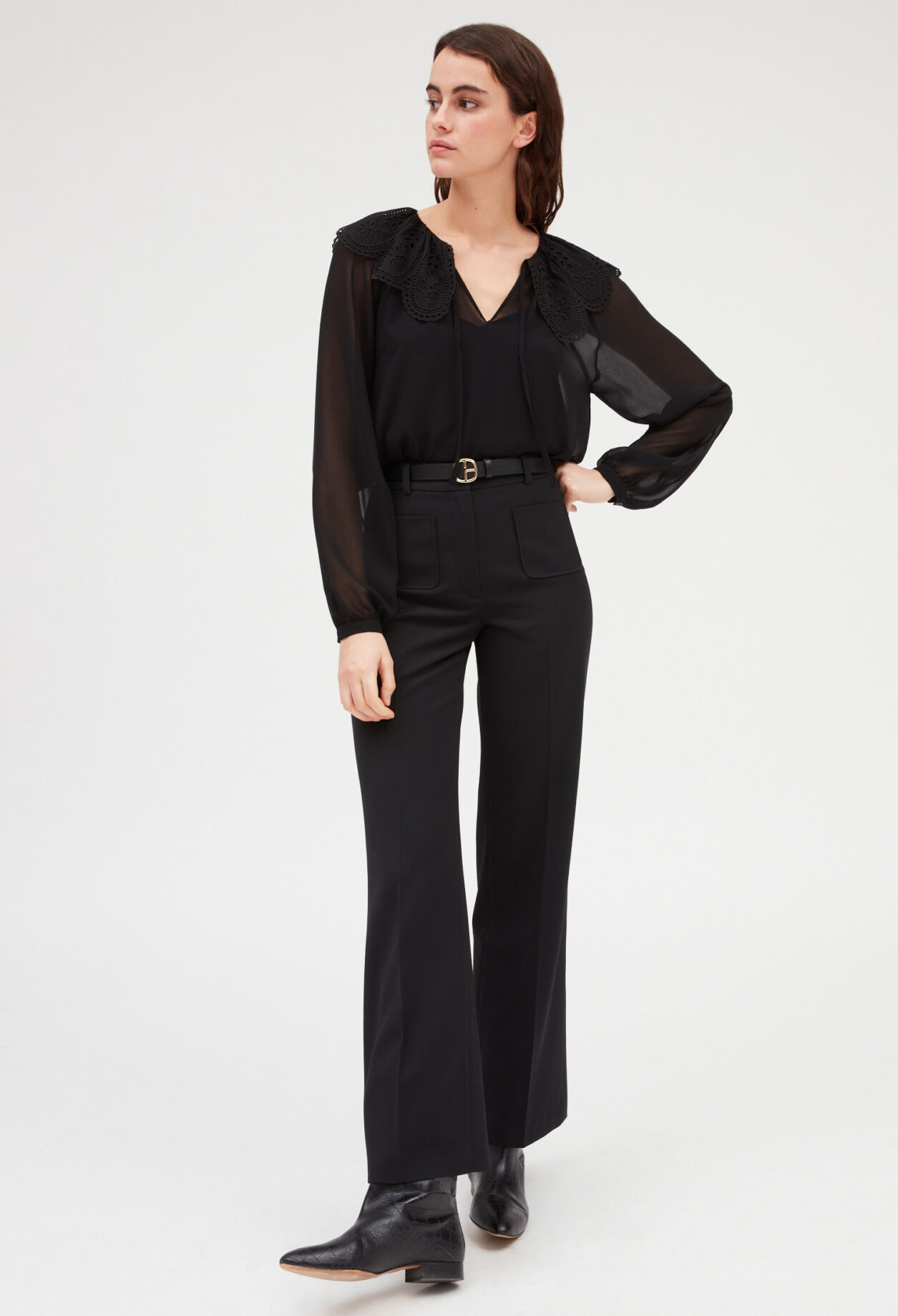 Blusa negra con cuello ancho