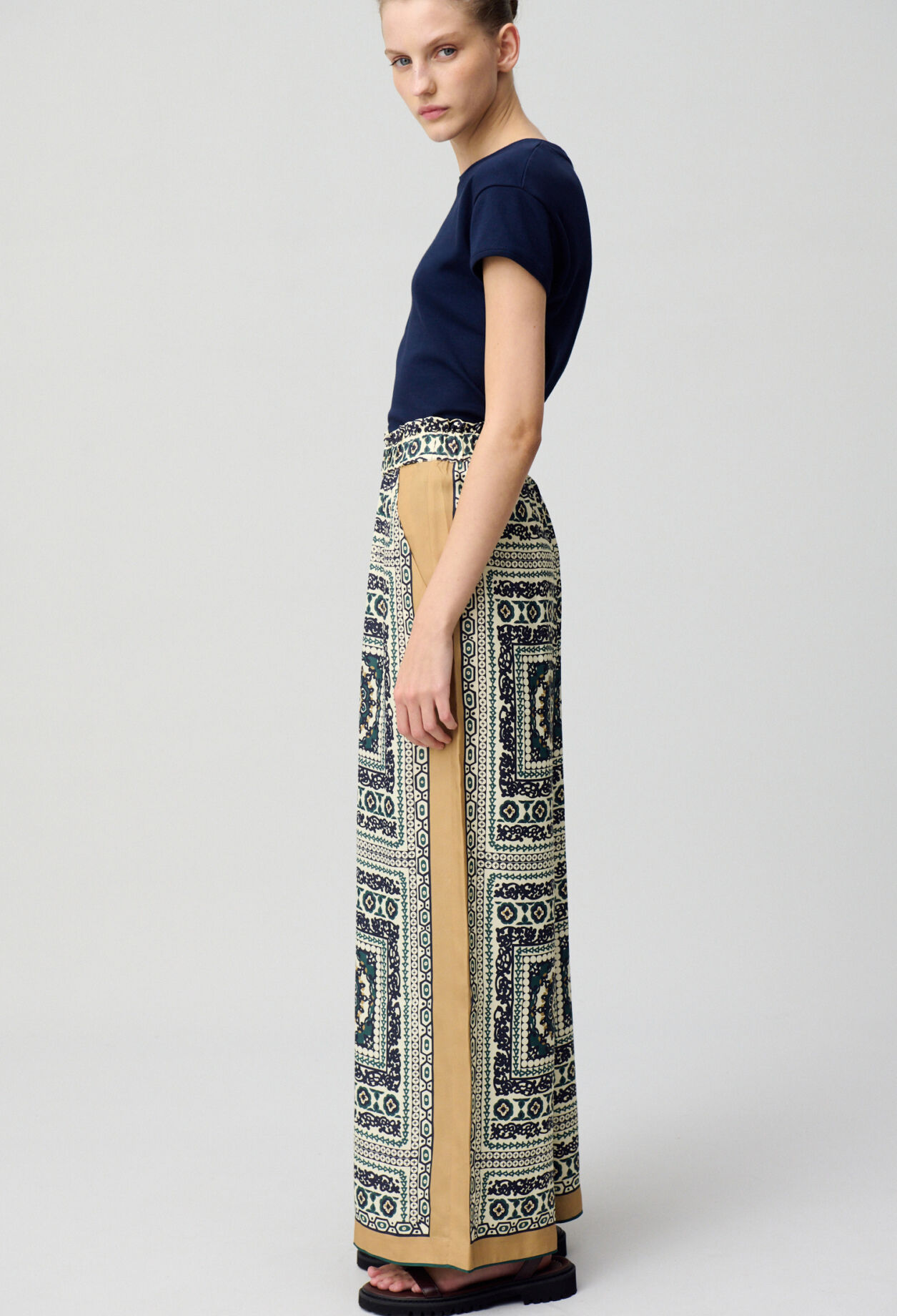 Pantalón ancho fluido estampado