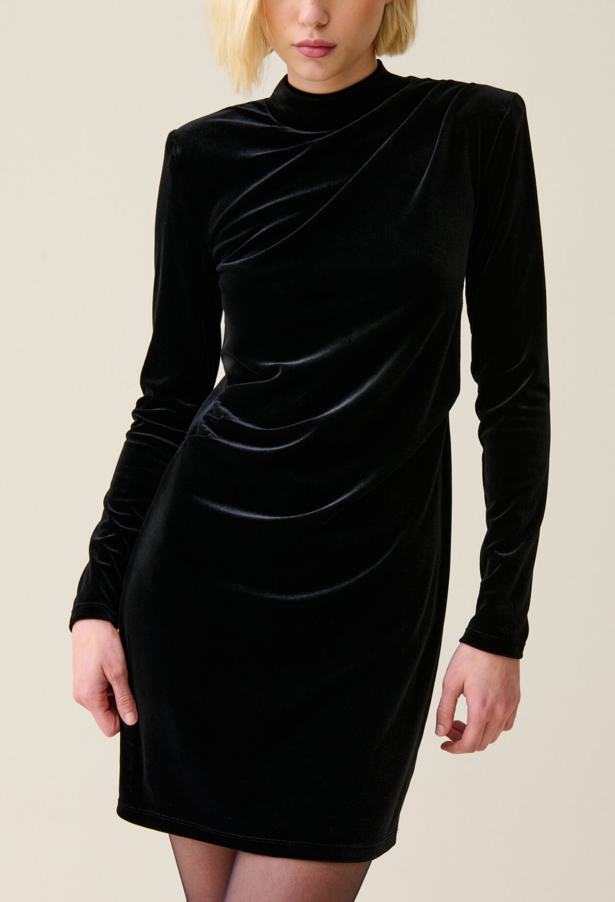 Vestido corto de terciopelo negro