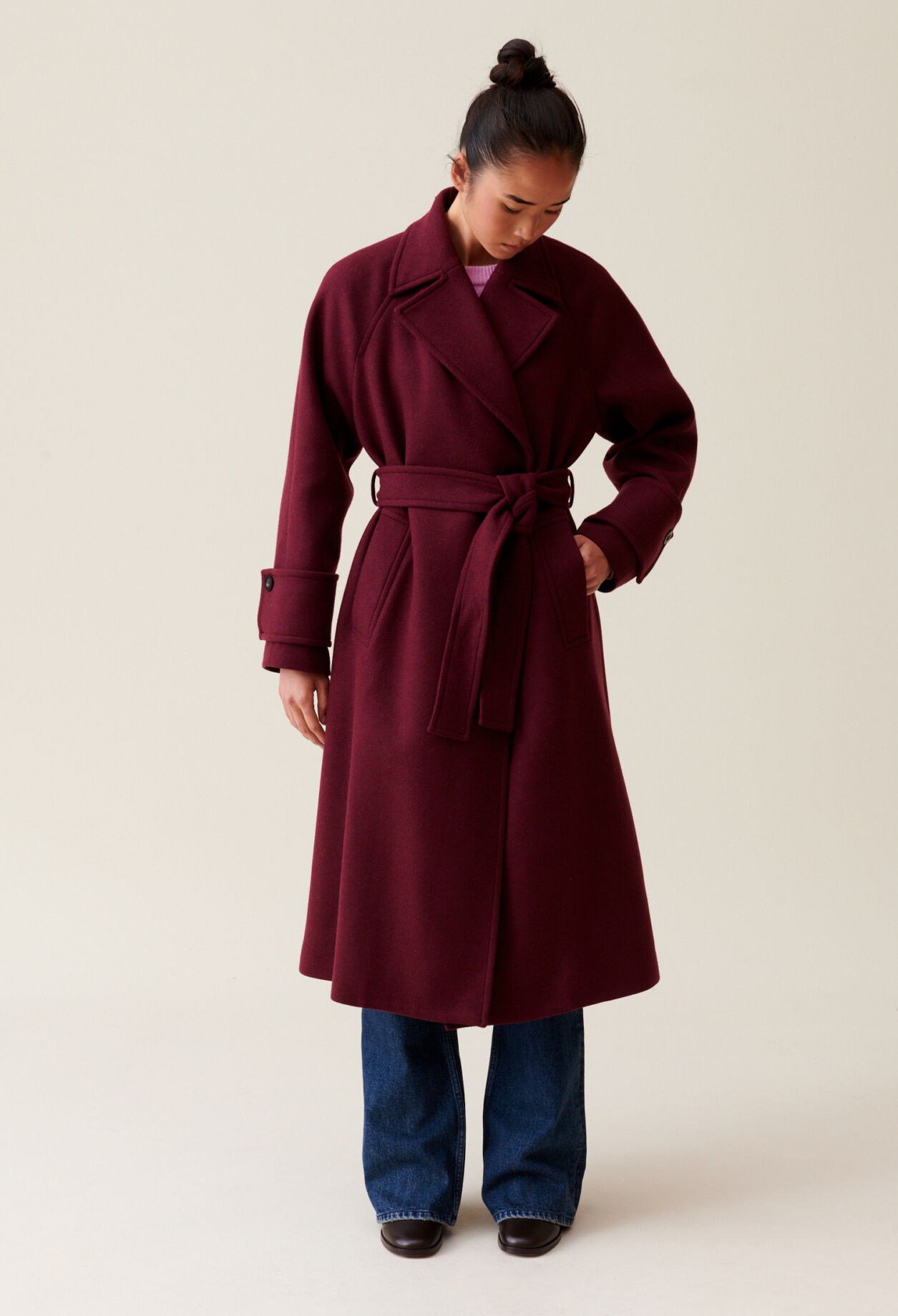 Abrigo largo estilo trench burdeos