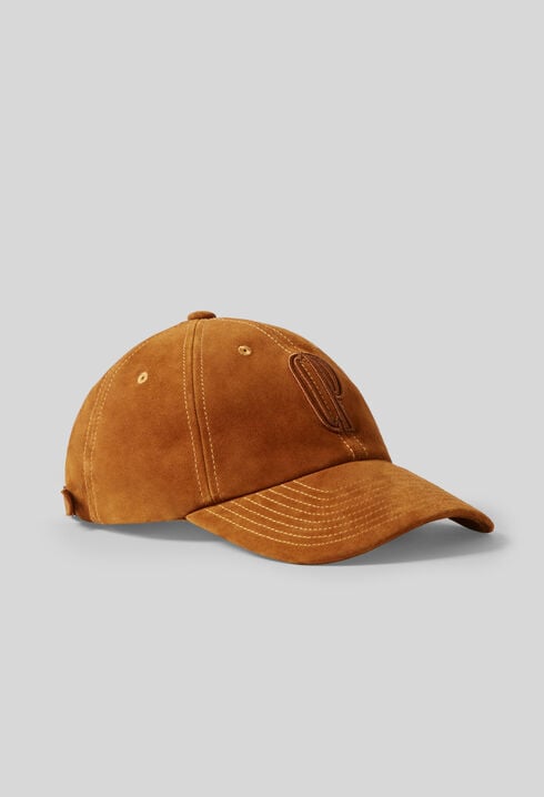Gorra con monograma bordado