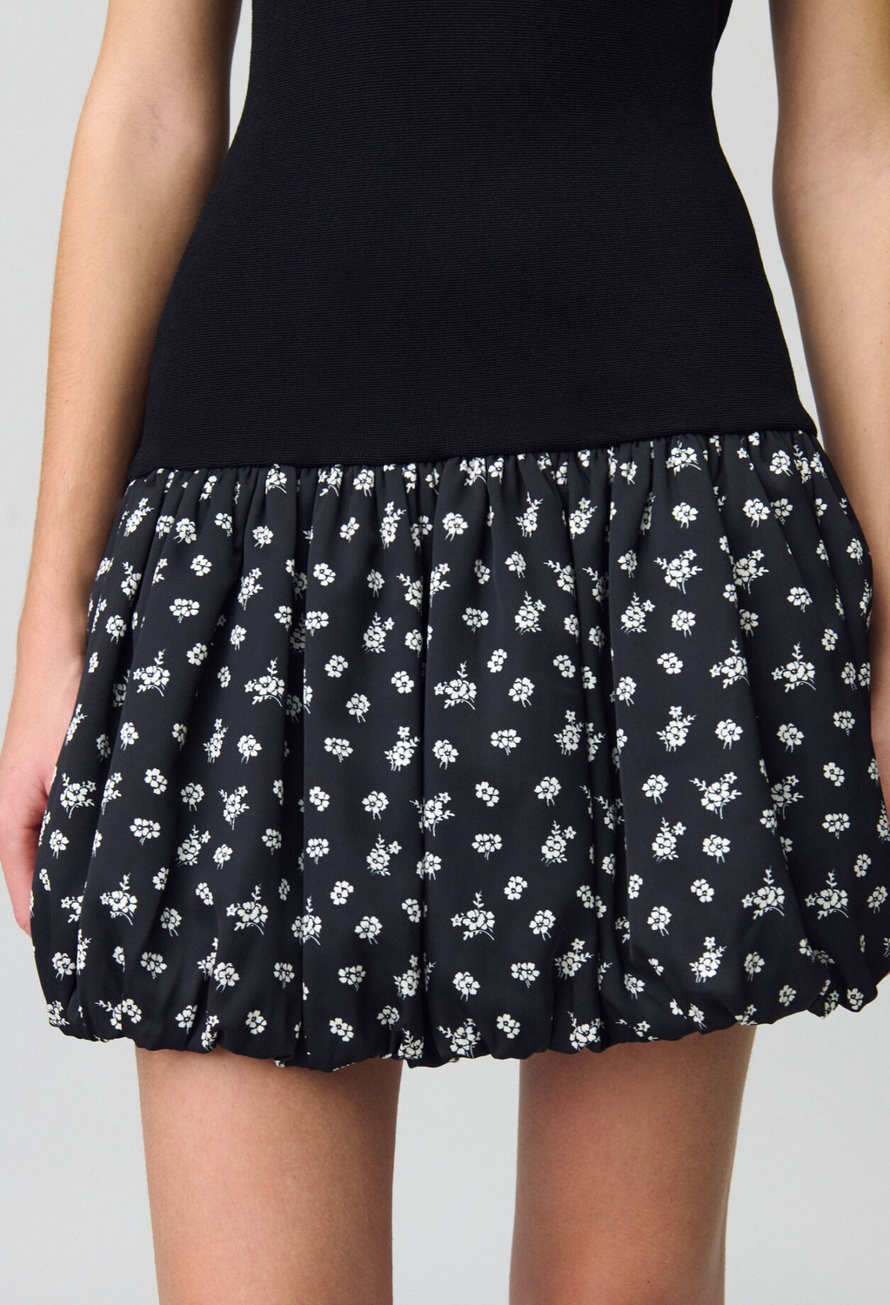 Vestido corto con estampado floral