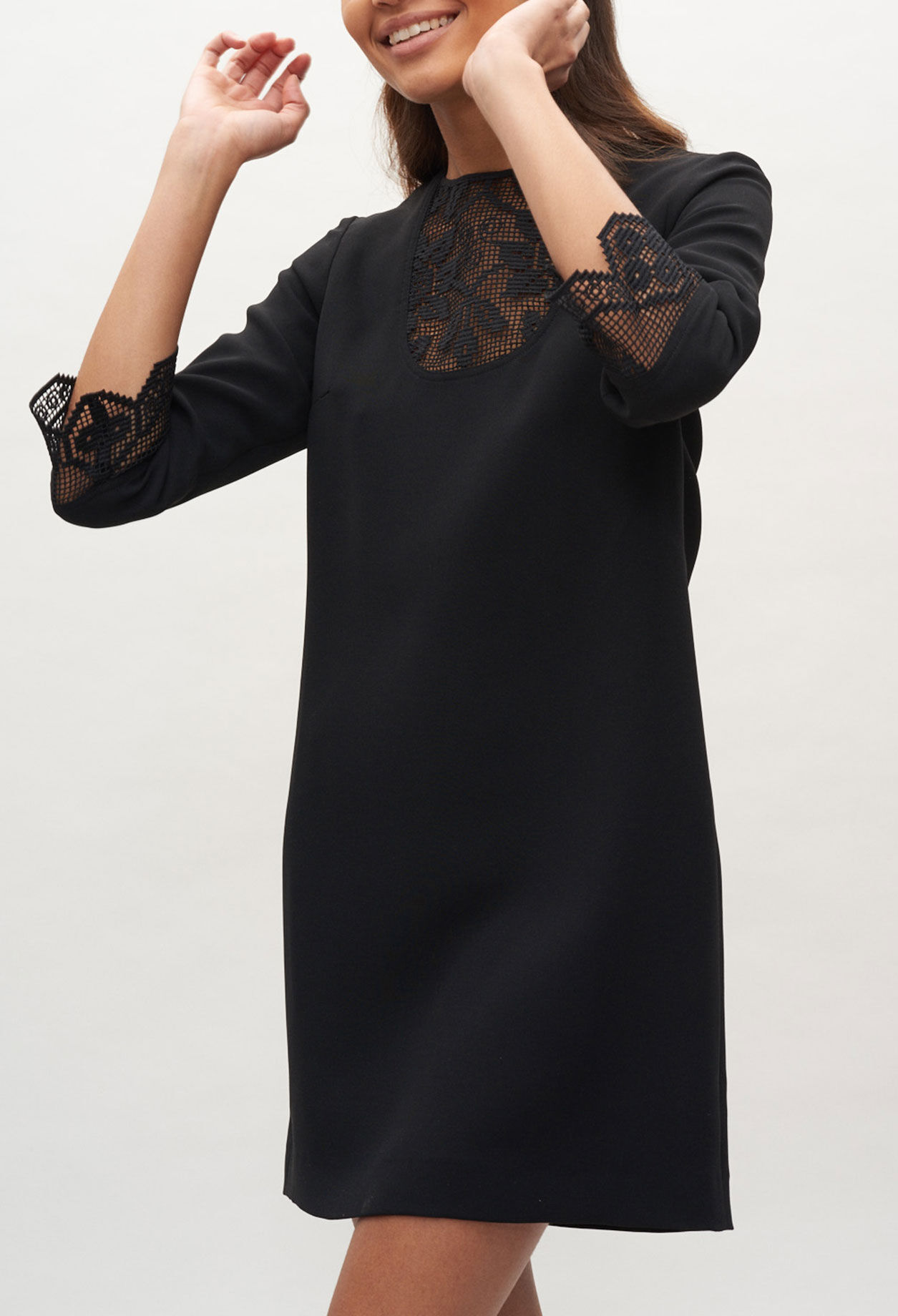 Vestido con acabados de encaje