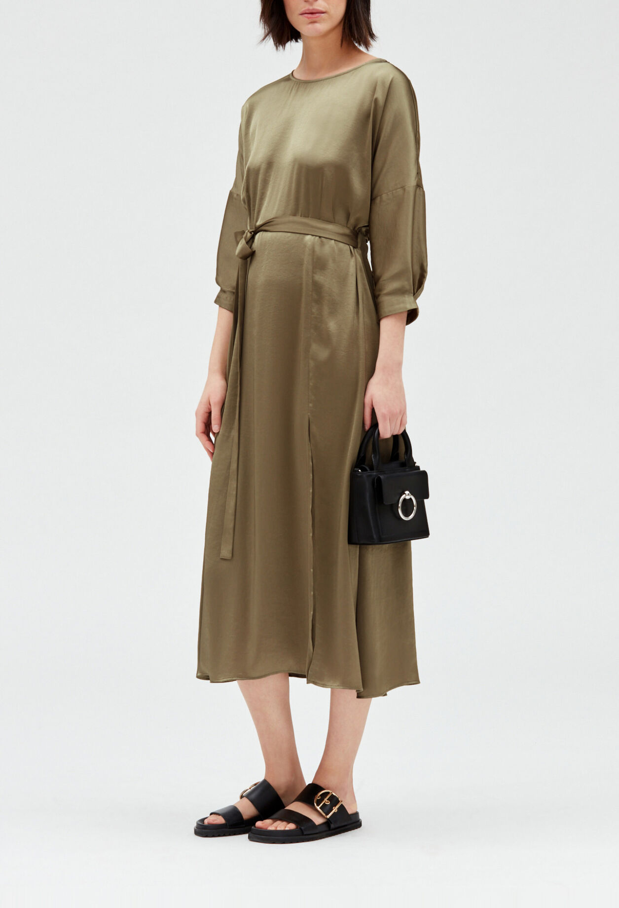 Vestido midi de raso caqui