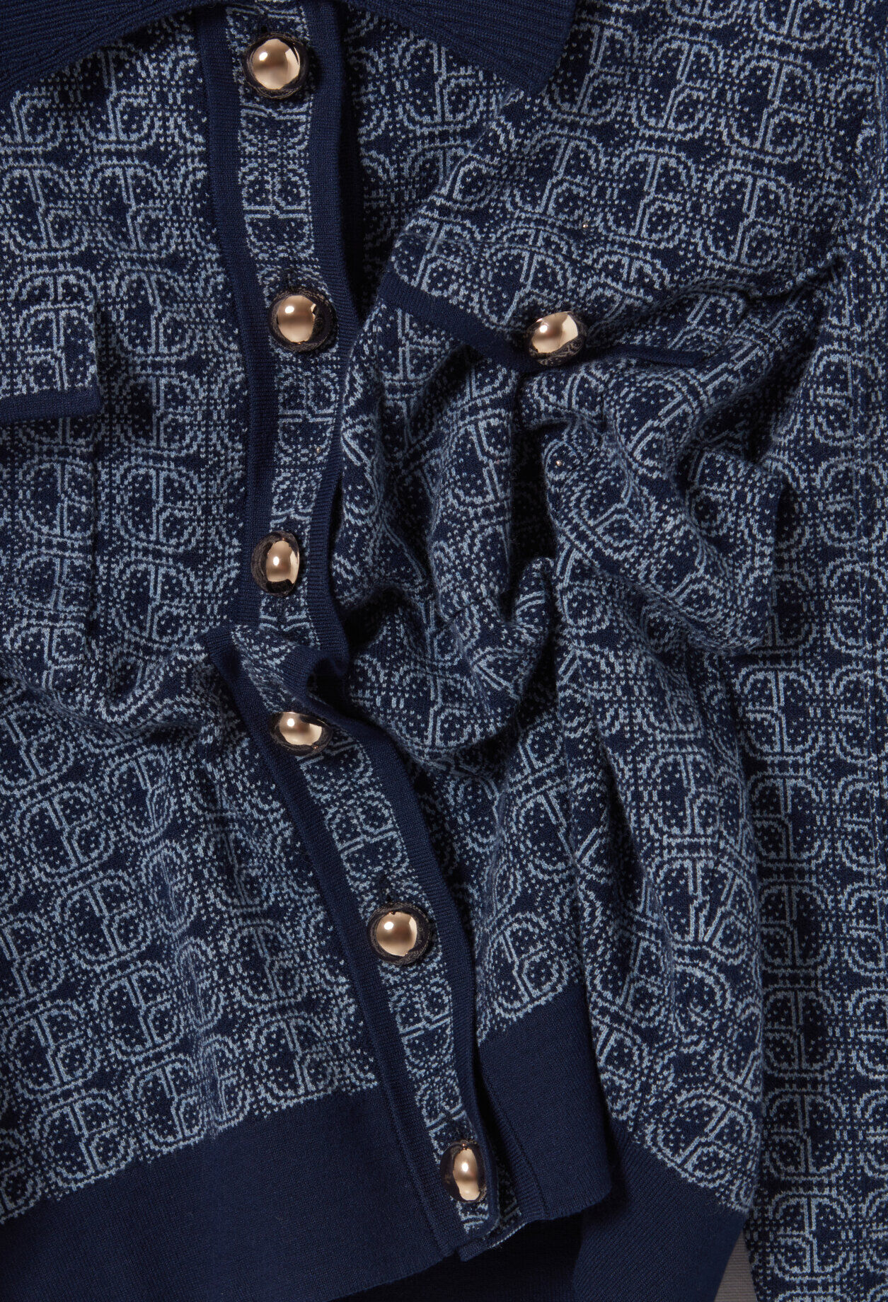 Cárdigan monograma CP cuello camisa