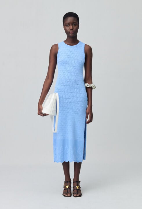 Vestido de punto de longitud media.