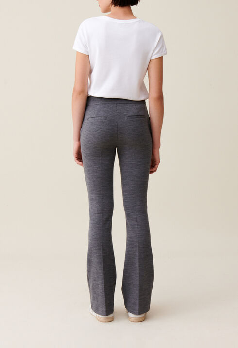 Pantal&oacute;n gris de corte flare ajustado