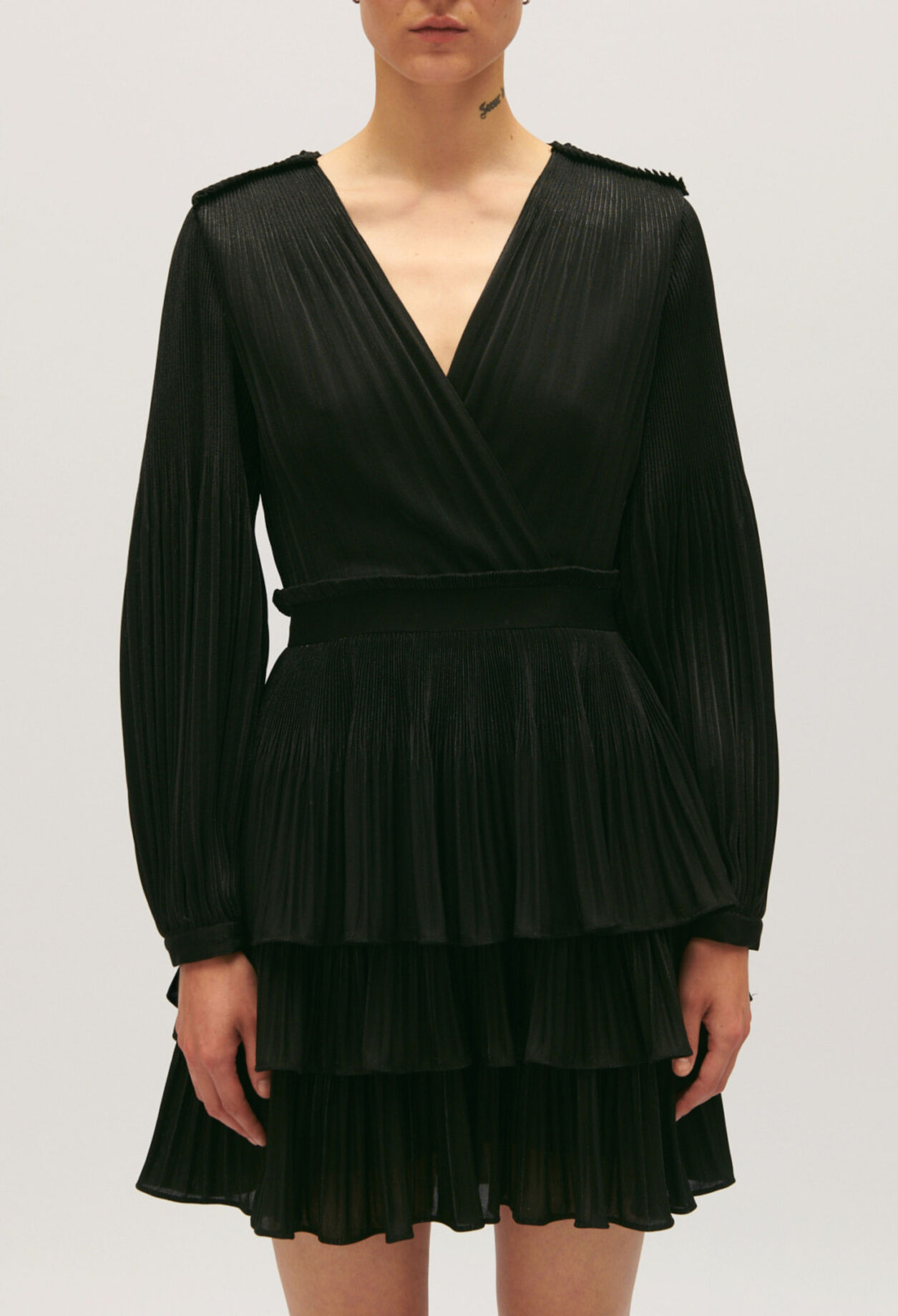 Vestido corto plisado negro