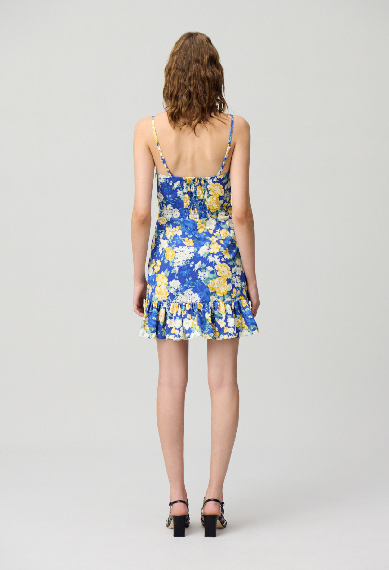 Vestido corto con volantes