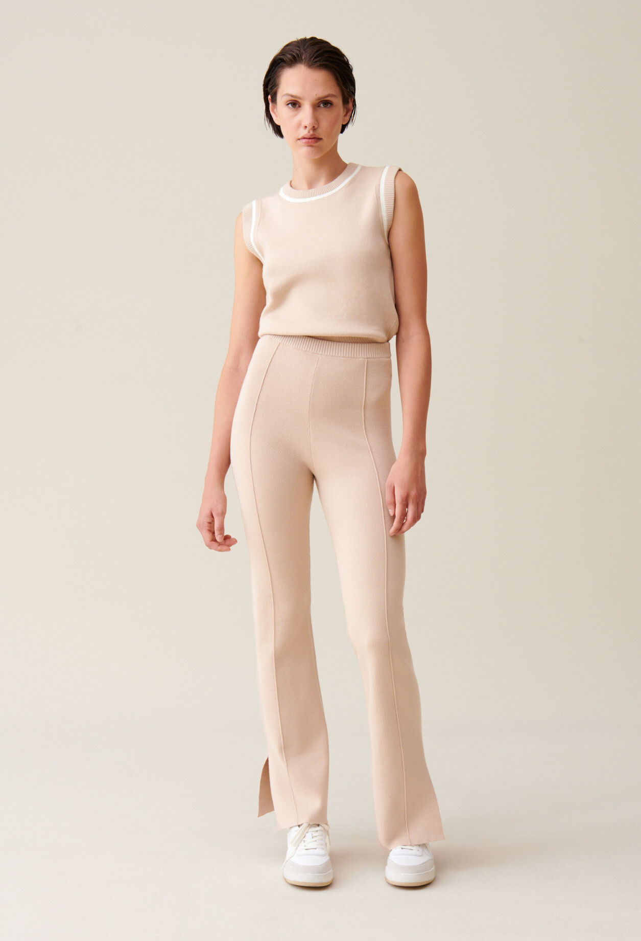 Pantalon recto y aperturas en tobillos