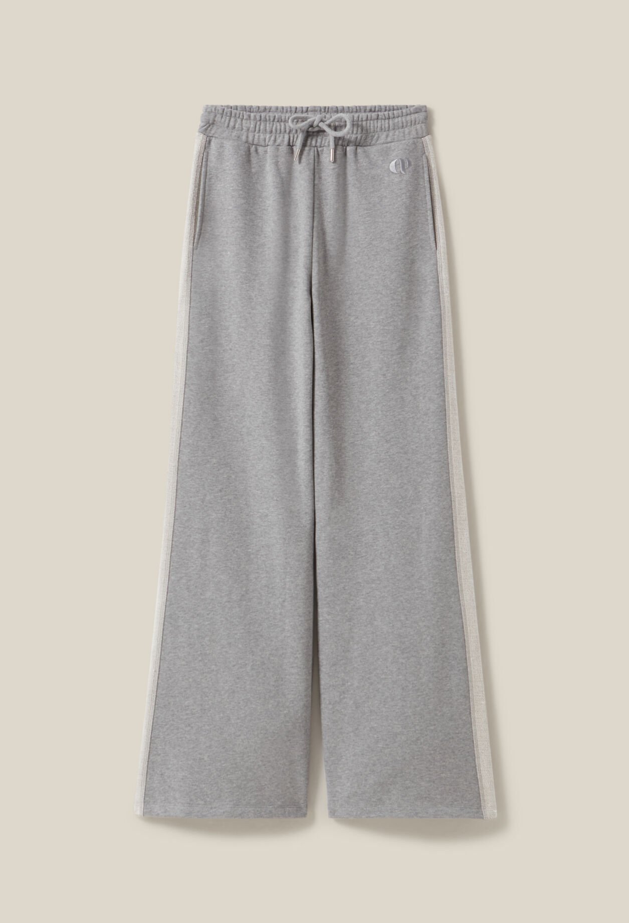 Pantalón gris contrastado y cómodo