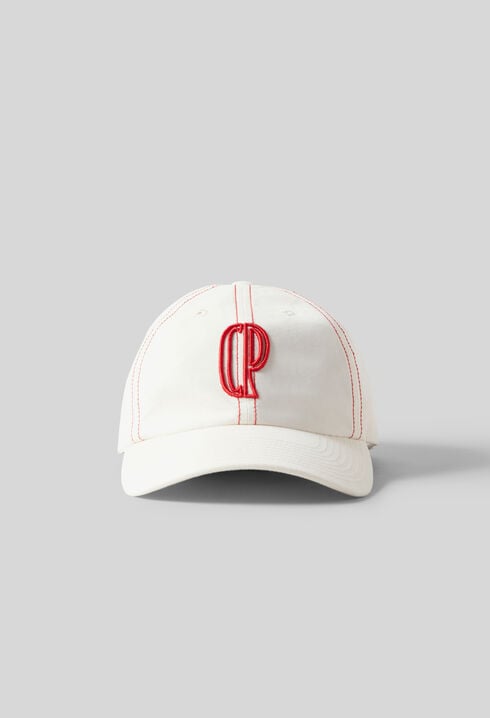 Gorra con monograma CP bordado