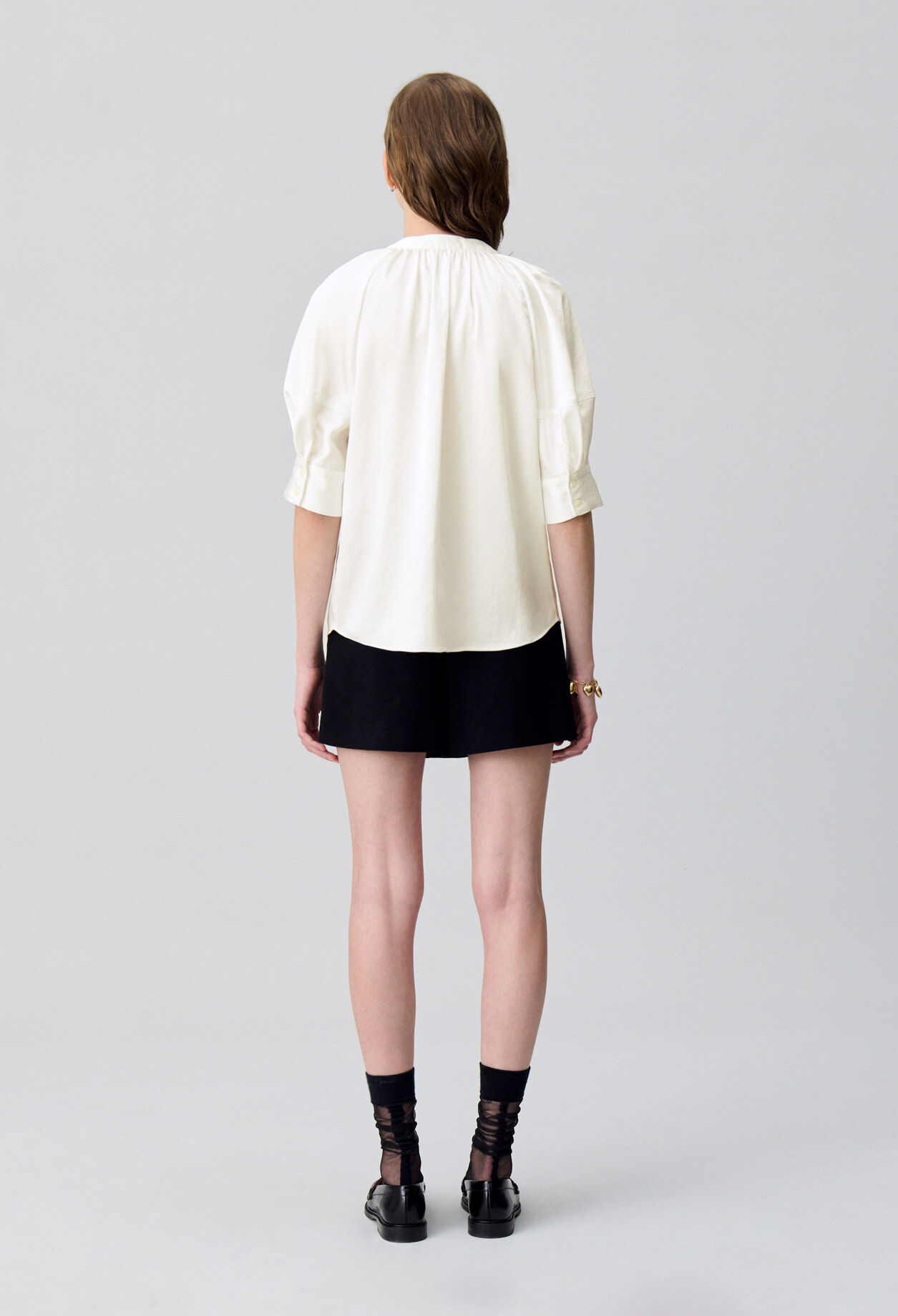 Blusa fluida con cuello tunecino