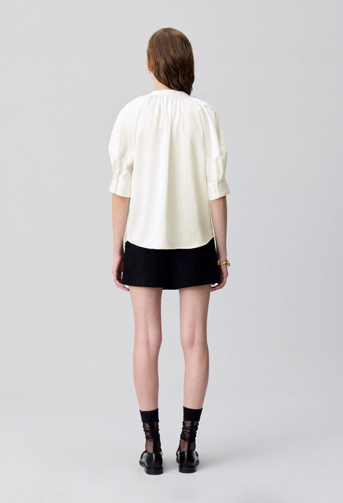 Blusa fluida con cuello tunecino