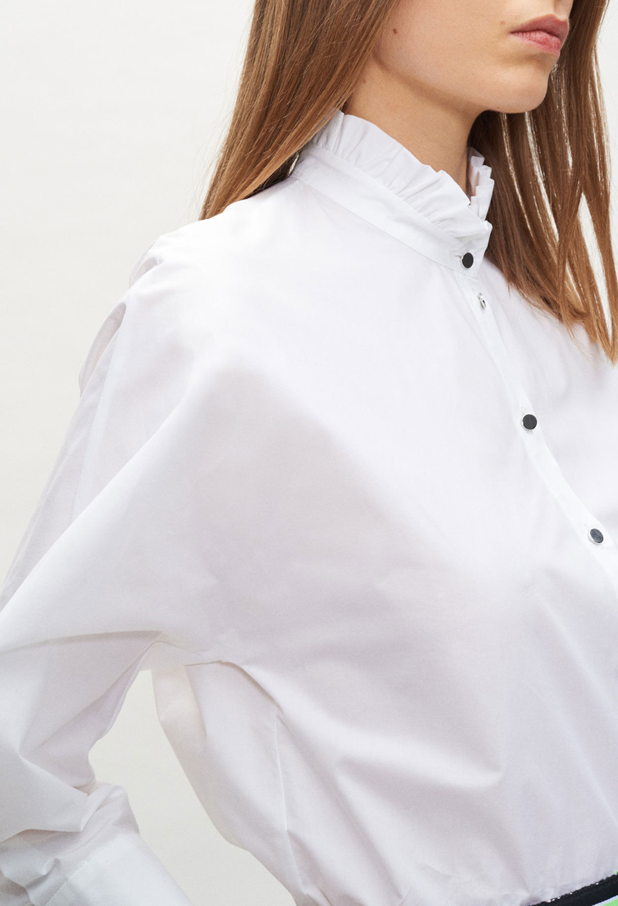 Camisa blanca de cuello chalina