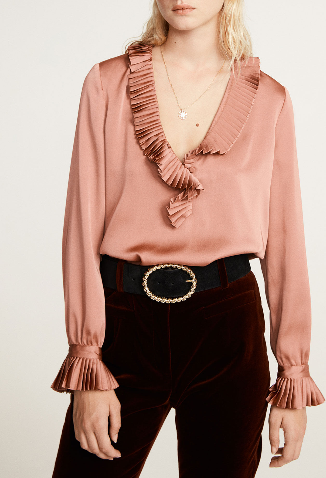 Blusa con cuello con volante
