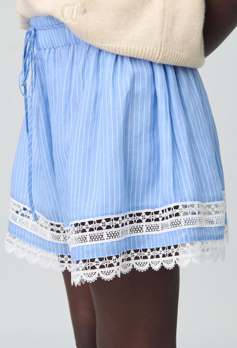 Short de rayas con encaje