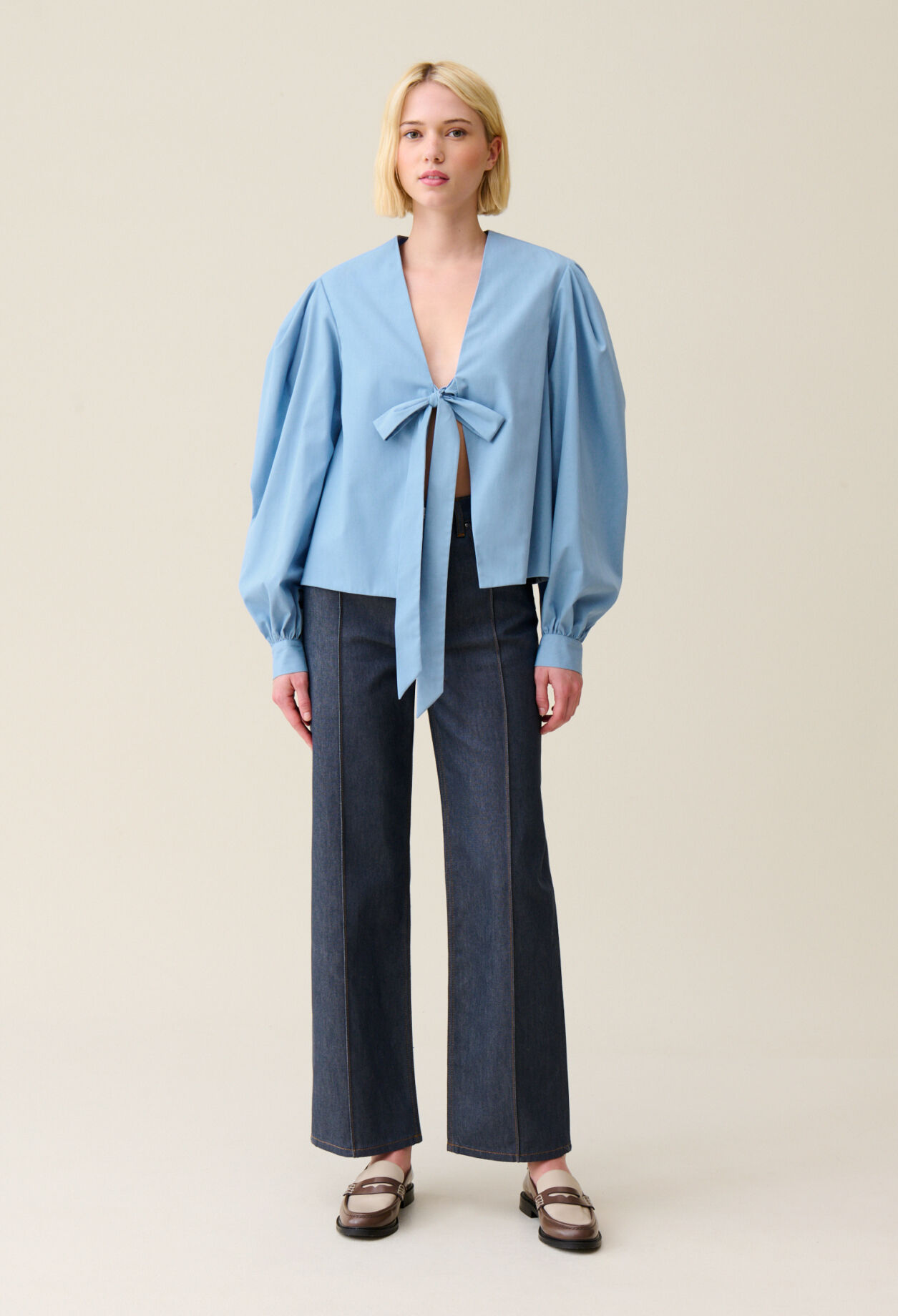 Blusa con cuello en V anudado