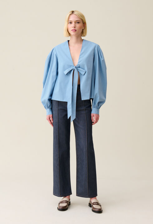 Blusa con cuello en V anudado