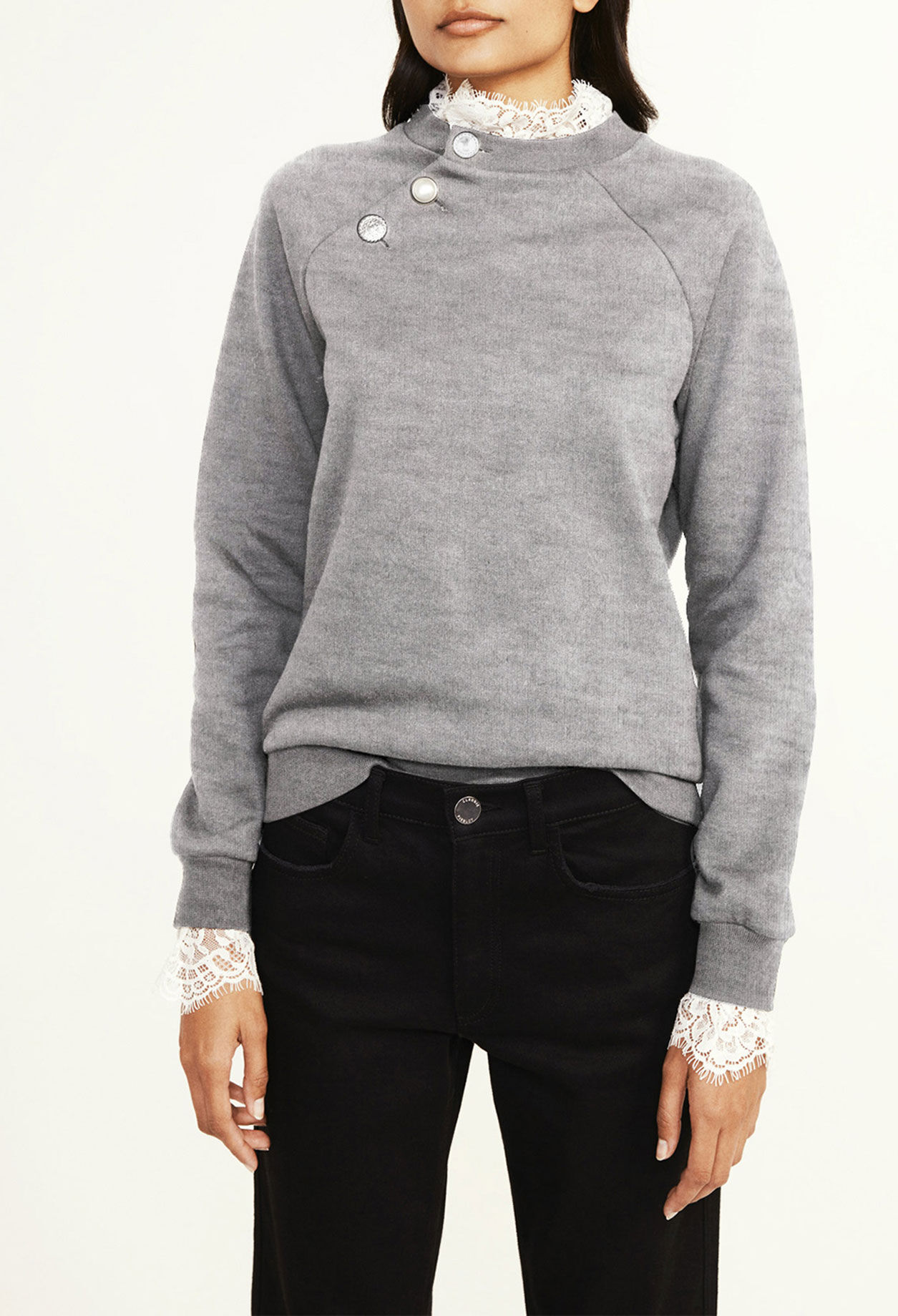 Sudadera gris de cuello victoriano