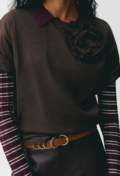 Camiseta de jersey con flor a tono