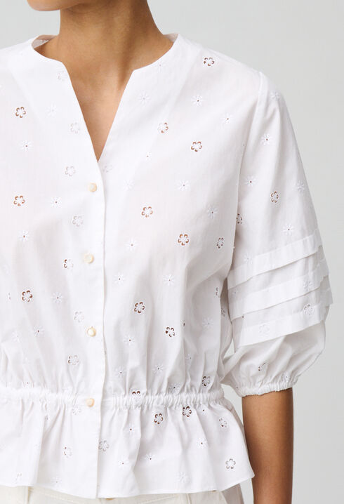 Camisa el&aacute;stica bordada