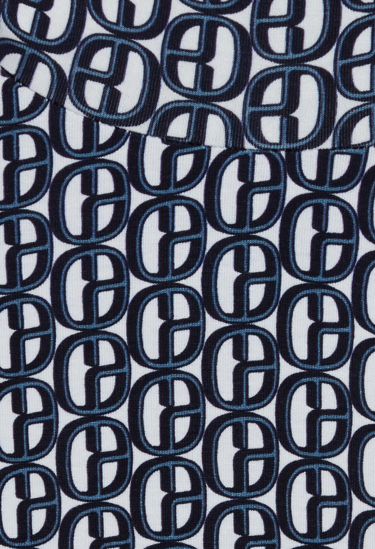 Camiseta cuello alto con monograma azul 