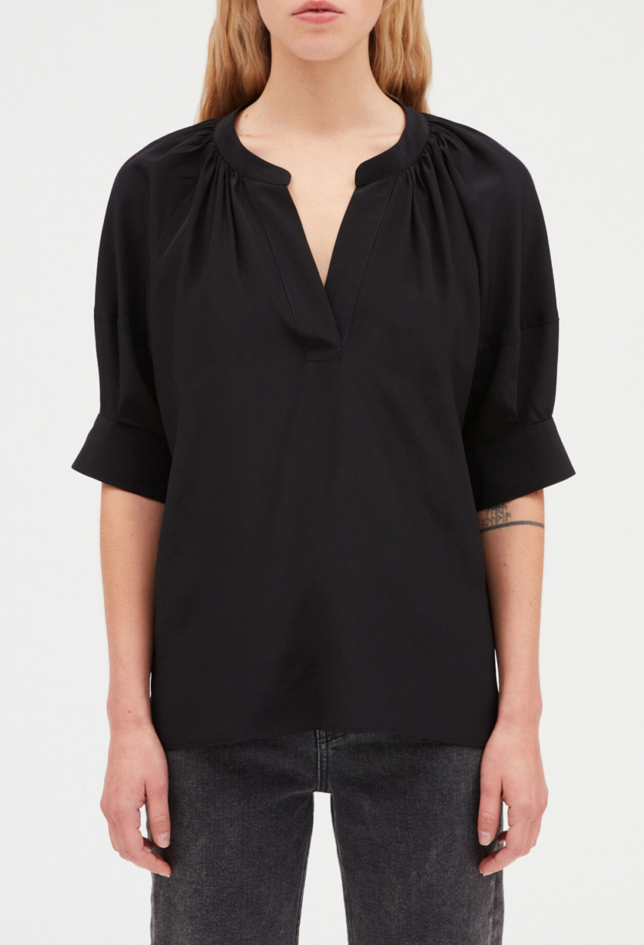 Blusa de seda negra de manga corta