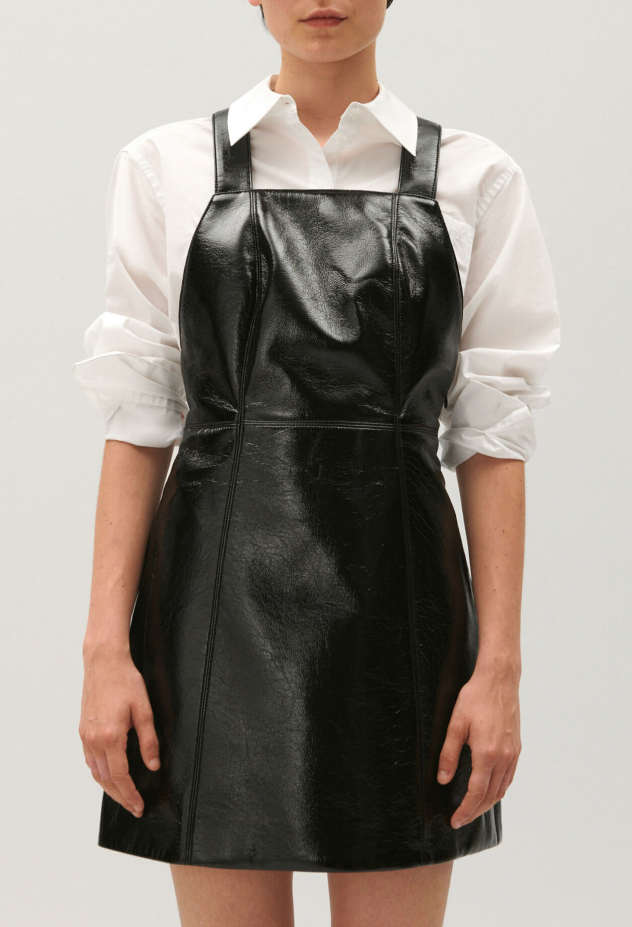 Vestido corto de vinilo negro